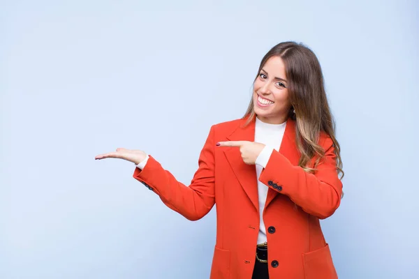 Joven Mujer Bastante Hispana Sonriendo Sintiéndose Feliz Despreocupada Satisfecha Apuntando —  Fotos de Stock