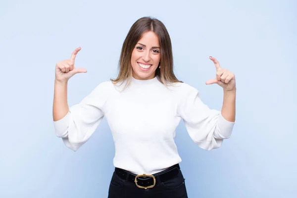 Joven Mujer Bastante Hispana Enmarcando Esbozando Propia Sonrisa Con Ambas —  Fotos de Stock