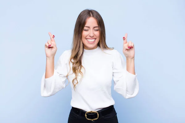 Joven Mujer Bastante Hispana Sonriendo Ansiosamente Cruzando Ambos Dedos Sintiéndose — Foto de Stock