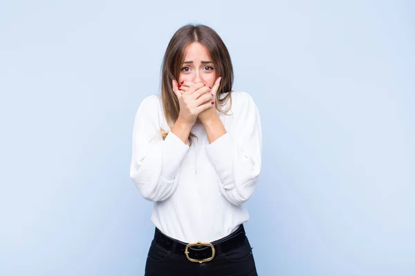 Jeune Jolie Femme Hispanique Couvrant Bouche Avec Les Mains Une — Photo