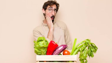 Yeşil bakkal adam şok olmuş ve ağzı açık halde yüz yüze inanamamaktan şaşkına dönmüş durumda.