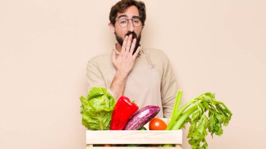 Sabahın erken saatlerinde esneyen yeşil bakkal, uykulu, yorgun ve sıkkın görünüyor.