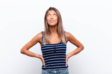 Beyaz arka planda poz veren güzel bir kadın.