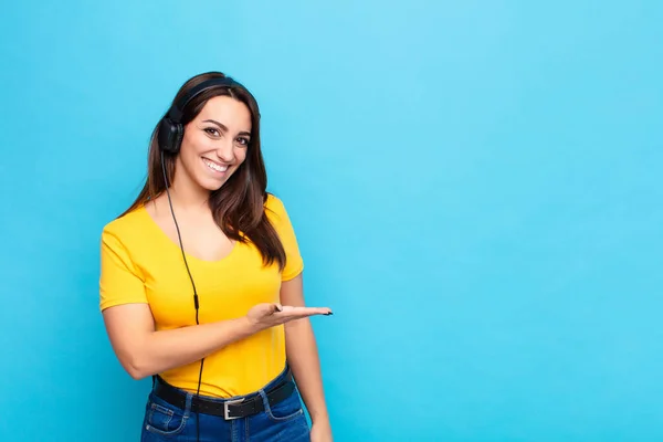 Jovem Mulher Bonita Sorrindo Alegremente Sentindo Feliz Mostrando Conceito Espaço — Fotografia de Stock