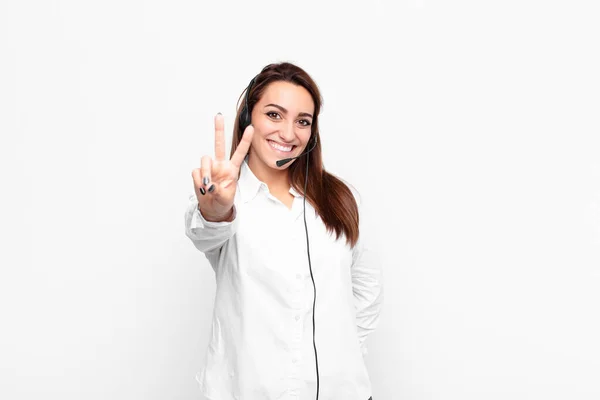 Ung Vacker Kvinna Ler Och Ser Glad Sorglös Och Positiv — Stockfoto