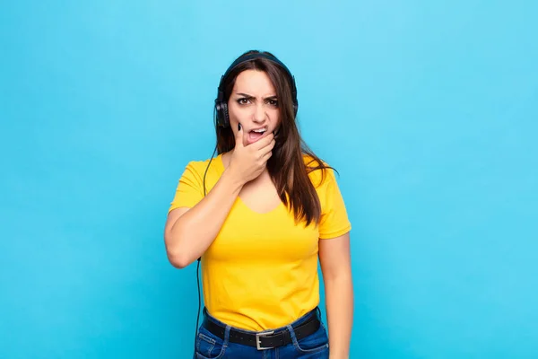 Junge Hübsche Frau Mit Weit Geöffnetem Mund Und Aufgerissenen Augen — Stockfoto