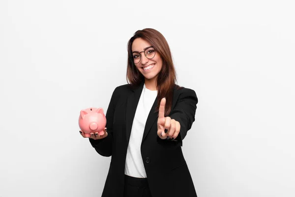 Junge Geschäftsfrau Lächelt Stolz Und Selbstbewusst Und Posiert Triumphierend Auf — Stockfoto