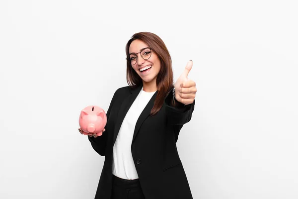 Jovem Empresária Sentindo Orgulhosa Despreocupada Confiante Feliz Sorrindo Positivamente Com — Fotografia de Stock