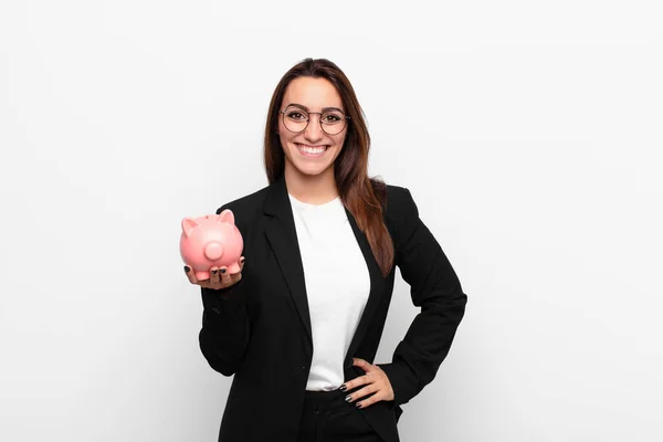 Jovem Empresária Sorrindo Feliz Com Uma Mão Quadril Confiante Positivo — Fotografia de Stock