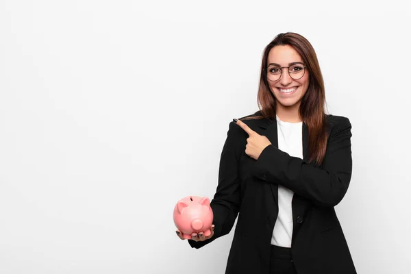 Joven Empresaria Sonriendo Alegremente Sintiéndose Feliz Señalando Hacia Lado Hacia — Foto de Stock