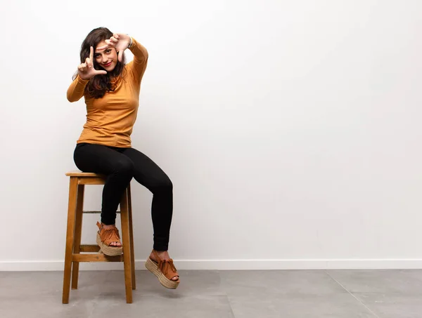 Jovem Mulher Bonita Sorrindo Olhando Curiosamente Para Lado Tentando Ouvir — Fotografia de Stock