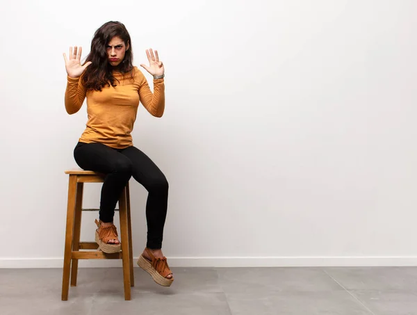 Jovem Mulher Bonita Sorrindo Olhando Amigável Mostrando Número Três Terceiro — Fotografia de Stock