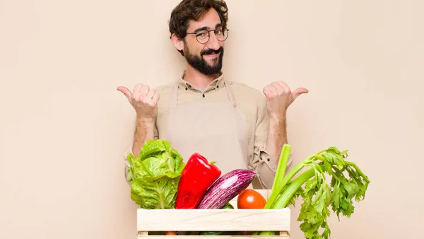 Hombre Comestible Verde Sonriendo Alegremente Luciendo Feliz Sintiéndose Despreocupado Positivo — Foto de Stock