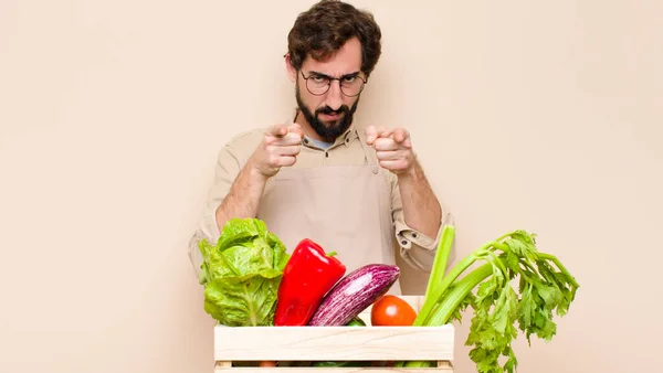 Zelený Prodavač Potravin Ukazuje Kameru Oběma Prsty Rozzlobeným Výrazem Říká — Stock fotografie