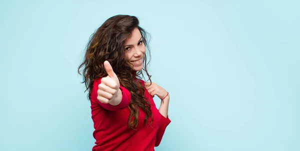 Jovem Mulher Bonita Sentindo Orgulhoso Despreocupado Confiante Feliz Sorrindo Positivamente — Fotografia de Stock