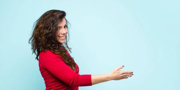 Jonge Mooie Vrouw Glimlachen Groeten Het Aanbieden Van Een Hand — Stockfoto