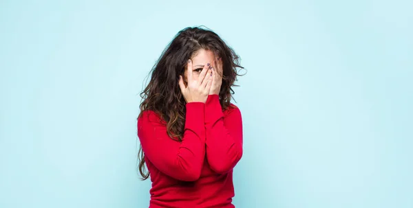 Junge Hübsche Frau Die Angst Oder Verlegenheit Empfindet Die Mit — Stockfoto