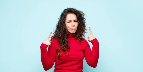 Joven Bonita Mujer Con Una Mala Actitud Buscando Orgulloso Agresivo —  Fotos de Stock