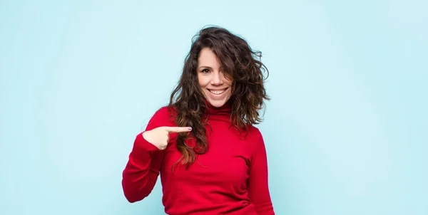 Jovem Bonita Mulher Olhando Orgulhoso Confiante Feliz Sorrindo Apontando Para — Fotografia de Stock