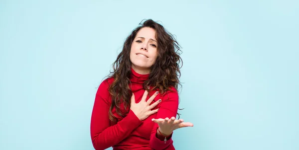 Ung Vacker Kvinna Känner Sig Glad Och Kär Ler Med — Stockfoto