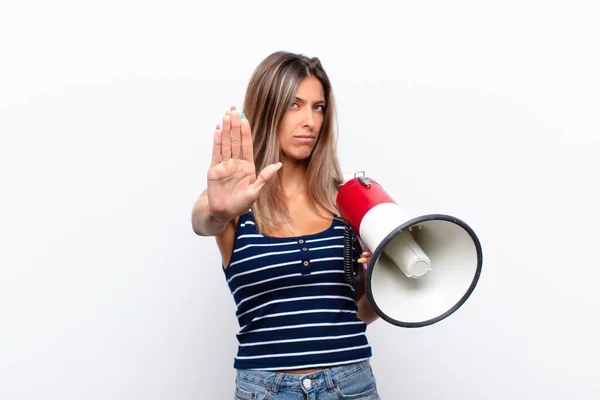 Joven Bonita Mujer Mirando Serio Severo Disgustado Enojado Mostrando Palmera — Foto de Stock