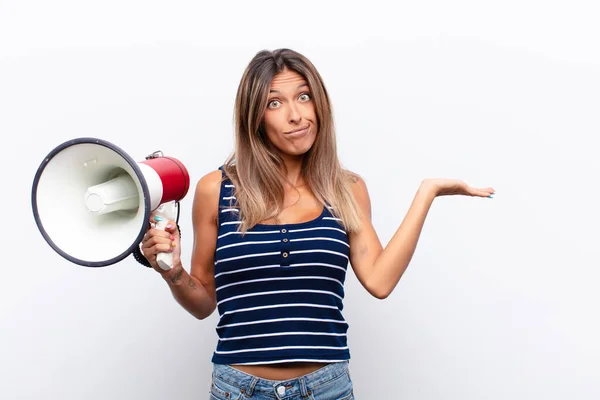 Junge Hübsche Frau Die Sich Verwirrt Und Verwirrt Fühlt Zweifelt — Stockfoto