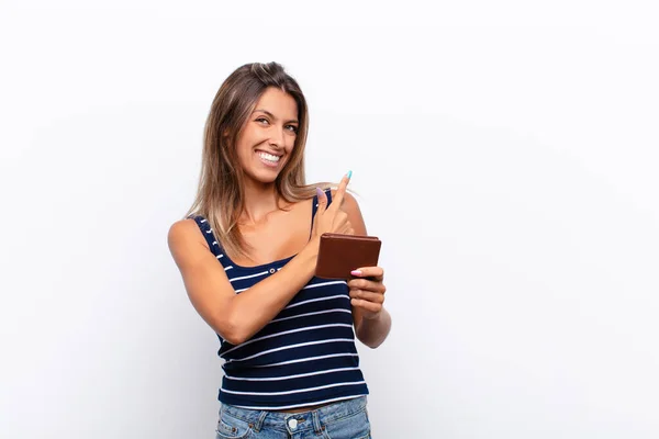 Ung Vacker Kvinna Ler Glatt Känner Sig Glad Och Pekar — Stockfoto