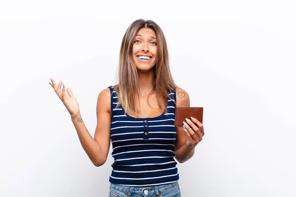 Ung Vacker Kvinna Känner Sig Glad Förvånad Och Glad Ler — Stockfoto