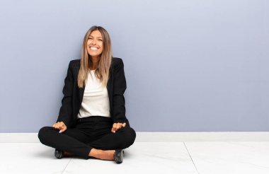 Genç, güzel bir kadın mutlu ve şapşal görünüyor. Geniş, eğlenceli, kaçık bir gülüşü ve gözleri açık bir iş konseptiyle.