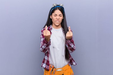 Genç Latin kadın kışkırtıcı, agresif ve müstehcen hissediyor. İsyankar bir tavırla orta parmağını hareket ettiriyor.