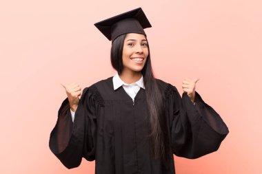 Genç Latin kız öğrenci neşe içinde gülümsüyor ve mutlu görünüyor, kaygısız ve pozitif hissediyor.