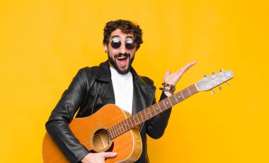 Genç müzisyen kendini mutlu, heyecanlı, şaşırmış ya da şok olmuş hissederken gitar, rock and roll konseptiyle inanılmaz bir şeye gülümsüyor ve hayrete düşüyordu.