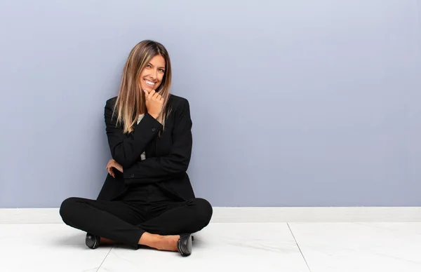 Giovane Bella Donna Sorridente Godendo Vita Sentirsi Felice Amichevole Soddisfatto — Foto Stock