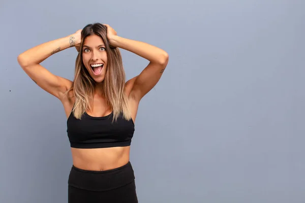 Jovem Bonita Mulher Olhando Feliz Despreocupado Amigável Relaxado Desfrutando Vida — Fotografia de Stock