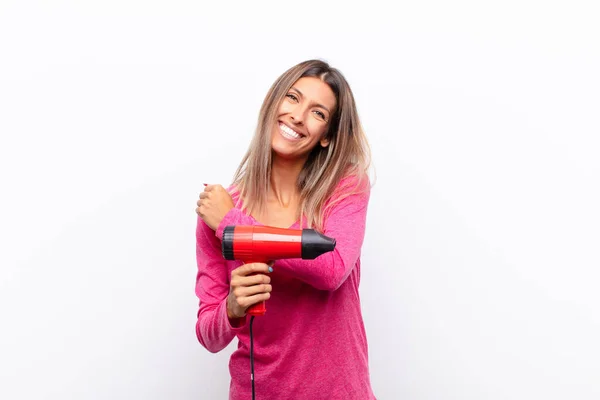 Junge Hübsche Frau Die Sich Glücklich Positiv Und Erfolgreich Fühlt — Stockfoto