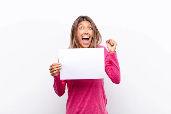 Joven Bonita Mujer Sintiéndose Conmocionada Emocionada Feliz Riendo Celebrando Éxito — Foto de Stock