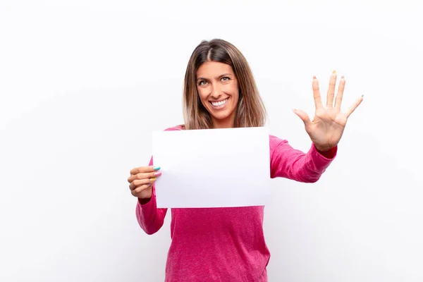 Ung Vacker Kvinna Ler Och Ser Vänlig Visar Nummer Fem — Stockfoto