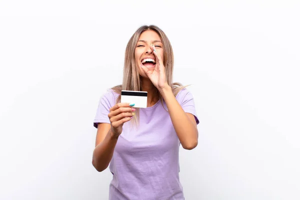 Joven Bonita Mujer Sintiéndose Feliz Emocionado Positivo Dando Gran Grito —  Fotos de Stock