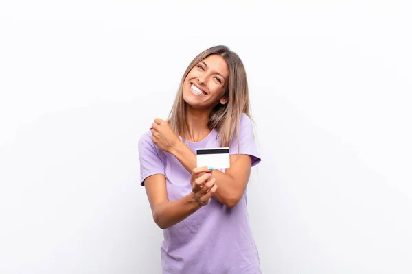 Junge Hübsche Frau Die Sich Glücklich Positiv Und Erfolgreich Fühlt — Stockfoto