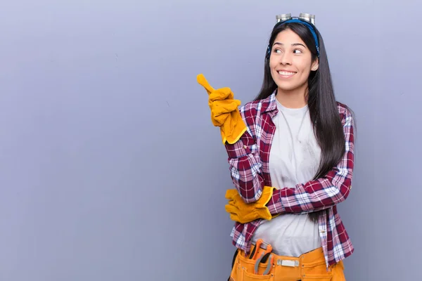 Jeune Femme Latine Souriant Joyeusement Regardant Côté Demandant Pensant Ayant — Photo