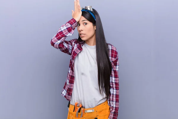 Young Latin Woman Raising Palm Forehead Thinking Oops Making Stupid — Stockfoto