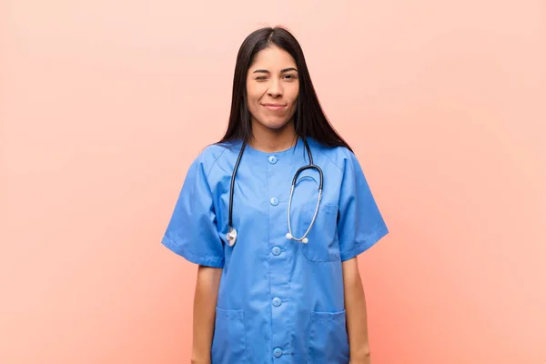 Junge Lateinische Krankenschwester Sieht Glücklich Und Freundlich Aus Lächelt Und — Stockfoto