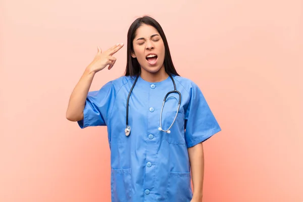 Joven Enfermera Latina Buscando Infeliz Estresado Gesto Suicida Haciendo Signo — Foto de Stock