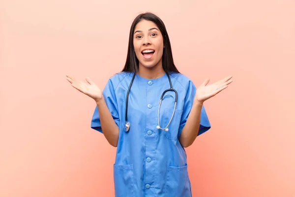 Junge Lateinamerikanische Krankenschwester Sieht Glücklich Und Aufgeregt Aus Schockiert Mit — Stockfoto