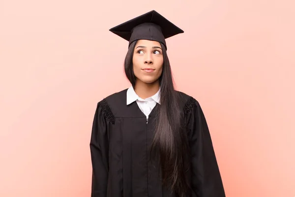 Junge Lateinische Studentin Mit Besorgtem Verwirrtem Ahnungslosem Gesichtsausdruck Aufblickend Raum — Stockfoto