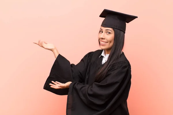 Młoda Latynoska Studentka Uśmiechnięta Dumnie Pewnie Szczęśliwa Zadowolona Pokazująca Koncepcję — Zdjęcie stockowe