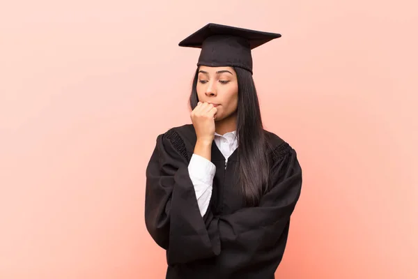 Młoda Latynoska Studentka Czuje Się Poważnie Troskliwa Zaniepokojona Patrząc Bokiem — Zdjęcie stockowe