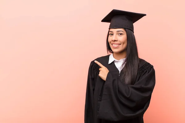 Jovem Estudante Latina Sorrindo Alegremente Sentindo Feliz Apontando Para Lado — Fotografia de Stock
