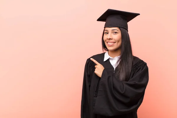 Giovane Studentessa Latina Che Sorride Allegramente Sente Felice Indica Lato — Foto Stock