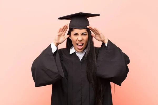 Jonge Latijnse Vrouw Student Schreeuwen Paniek Woede Geschokt Doodsbang Woedend — Stockfoto